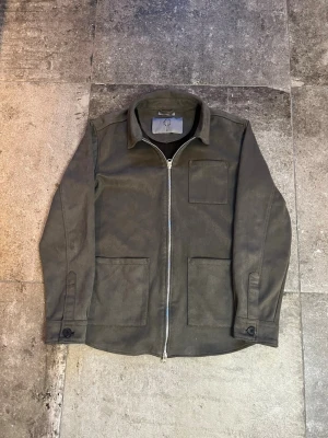 Human Scales Mocha Jacka - tjatja! nu säljer jag min riktigt feta human scales jacka som e perfekt nu till våren👏 de här e lätt dom fetaste jackorna man kan få tag på just nu🫡 Tveka inte på att skriva ifall du har fler frågor😉