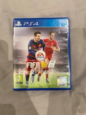 FIFA 16 till PS4 - Säljer FIFA 16 till PlayStation 4. Spelet kommer i ett blått plastfodral med originalomslag och inkluderar skiva samt manualer och reklamblad. Omslaget har fotbollsspelare i action och spelet är i sportgenren. Perfekt för dig som gillar fotboll och gaming.