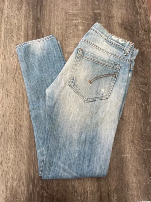 Dondup Geroge  jeans W32 - Säljer ett par ljusblåa dondup Geroge| Skick:8/10 E är bort slitet på lappen inget som påverkar| Storlek:W32| Pris:699| Vid frågor och funderingar är de bara och höra av sig ‼️