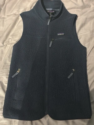 Patagonia väst  - Vår väst från Patagonia perfekt till sommar kvällar i storlek S. Pris går att diskutera. Denna material i denna färg säljs inte nytt längre 