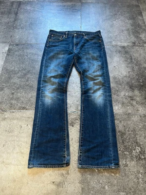 Vintage Flared Levi’s 527 Jeans - Tja! Nu säljer jag dessa helt otroliga levis 527s som sitter flared🫡 Sjukt fet wash på dem och i de i strlk 32/34👏 Tveka inte på att skriva ifall du har fler frågor🥹