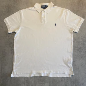 Vit Polo Ralph Lauren pike  - Jag Säljer en fet pike från Polo Ralph Lauren| skicket på tröjan är bra 8/10 | storlek L | ny pris 2000: mitt pris är 349 | skriv vid frågor och funderingar       
