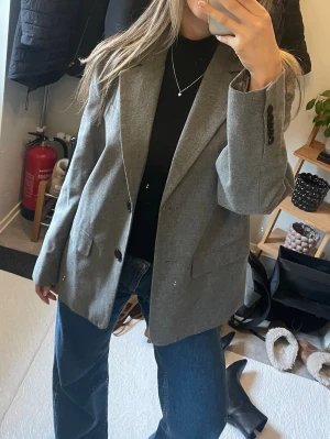 Grå oversized kavaj från NA-KD - Säljer en grå kavaj från NA-KD.