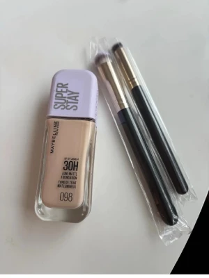 Maybelline Super Stay Foundation 098 - Maybelline Super Stay 30H Lumi Matte Foundation i nyansen 098, använd 1 gång. Borstar helt NYA
