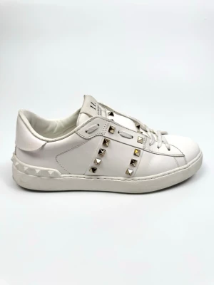 Valentino Rockstud sneakers - Valentino Garavani Rockstud sneakers. Storlek 39. Skick 9. Nypris ca 7700kr. 100% autentiska.