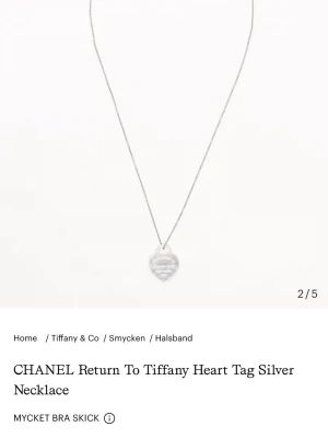 Tiffany & Co Return to Tiffany halsband - Säljer ett klassiskt halsband från Tiffany & Co med ett hjärtformat silverhänge och ingraverad text 'Return to Tiffany & Co'. Smycket är äkta och har ett ”A Retro Tale” artikelnummer för att identifiera sin äkthet. 🤗🤗💞 Lådor och allt ingår!!!
