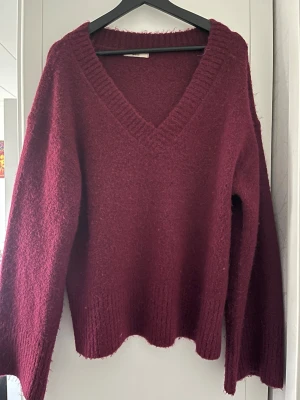 Vinröd stickad tröja - Använd fåtal gånger, har inga defekter! 