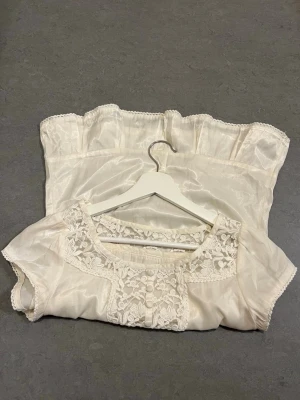 Topp - Vintage topp i tjockare satin💕