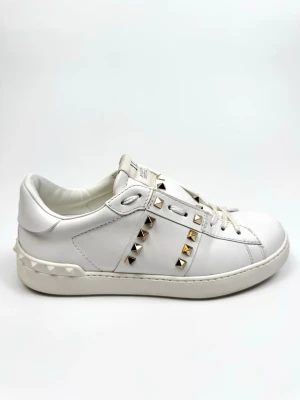 Valentino Rockstud sneakers - Valentino Garavani Rockstud sneakers. Storlek 39. Skick 9. Nypris ca 7700kr. 100% autentiska.