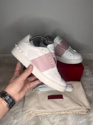 Valentino opens - Opens !! | Säljer dessa supersnygga valentino opens💫 | Skorna är i strl 37, och är i 9,9/10 skick. I princip helt nya! 🌟| Dustbag och extra snören medföljer! | Nypris - ca 5000  sek | Pris kan diskuteras vid snabb affär!! 💸 | För flera bilder eller frågor så är det bara att kontakta mig, skriv gärna till mig innan ni köper!📩