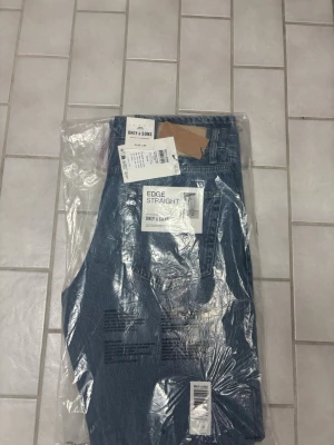 Blå raka jeans från Only & Sons - Säljer ett par klassiska blå jeans från Only & Sons, modell Edge Straight. Jeansen har rak passform och är tillverkade i ett slitstarkt denimtyg. Perfekta för dig som gillar en tidlös och enkel stil. Levereras i originalförpackning.