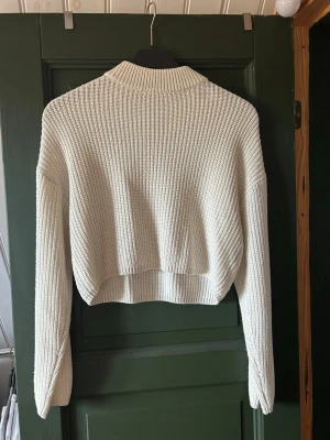 Vit stickad tröja - Jättesöt vit stickad tröja som tyvärr är för liten. Det är storlek S men sitter mer som xs tycker jag. Hör av er vid frågor ☺️