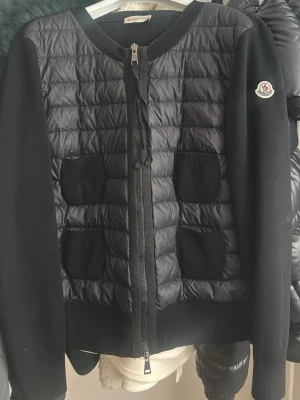  Moncler cardigan  - Säljer min favorit cardigan då jag vill köpa den i en annan färg! Den är i storlek L men passar mig som vanligtvis har storlek S. Jag har kvitto från själva moncler butiken som medföljer vid köp och den har även nyss varit inlämnad på tvätt i butiken💕