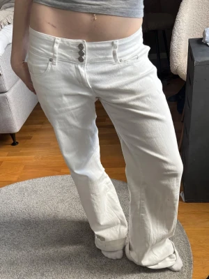 Jeans - Säljer mina älskade jeans från Meet me there då dom tyvärr är lite för stora! Perfekta nu till våren!🤍 