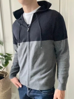 Massimo dutti full zip  - Massimo dutti full zip i storlek M, dubbel dragkedjad, band i luvan, luva, fickor, många detaljer som ni ser och väldigt unik med bra passform full zip! Kom med frågor! Modellen som bär den är 180 cm 75 kg och bär storlek M 