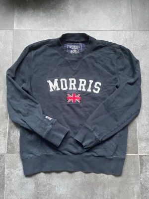 Morris tröja  - Tjena, säljer nu denna riktigt snygga och populära Morris tröjan, den är i bra skick utan några skador, hör av er vid frågor och funderingar🙌🤝 