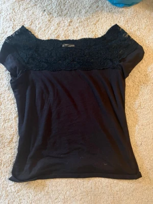 Svart off shoulder topp med spetsdetalj - Populär off shoulder topp från hm, skulle säga storlek M men är inte säker eftersom tidigare ägaren har klippt bort storleks lappen 💕tröjan är i bra skick 
