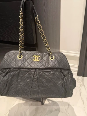 Chanel veska - Selger denne super fine Chanel vesken som ble kjøpt på Rebag for to måneder siden💗Selger da den ikke blir brukt bare spør om det er noe🥰