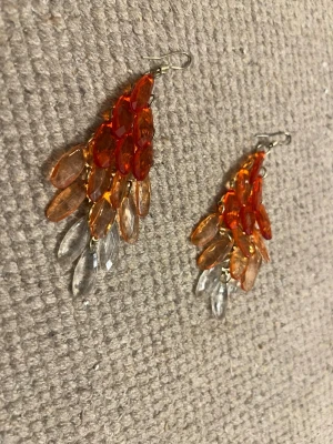 Orange örhängen - Vackra dinglande stora örhängen i ”fjällaktig” orange plast (gradient).