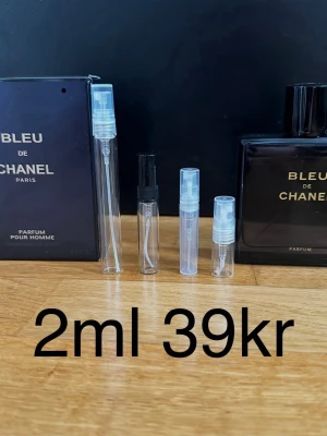 Blue de Chanel parfum 2ml - Bleu de Chanel Parfum ✨ En mörk, elegant och lyxig doft. Luktar dyrt, clean och självsäkert.  En av de mest respekterade dofterna.  🍂❄️ Passar bäst: funkar året runt  ✨ För dig som vill ha en riktig signaturdoft.  🔥 Rekommenderar bundle – 15+ andra exklusiva parfymer finns.  Priser: 2ml – 39kr 3ml – 55kr 5ml – 69kr 10ml – 129kr  💎 1 ml ≈ ca 20st sprays