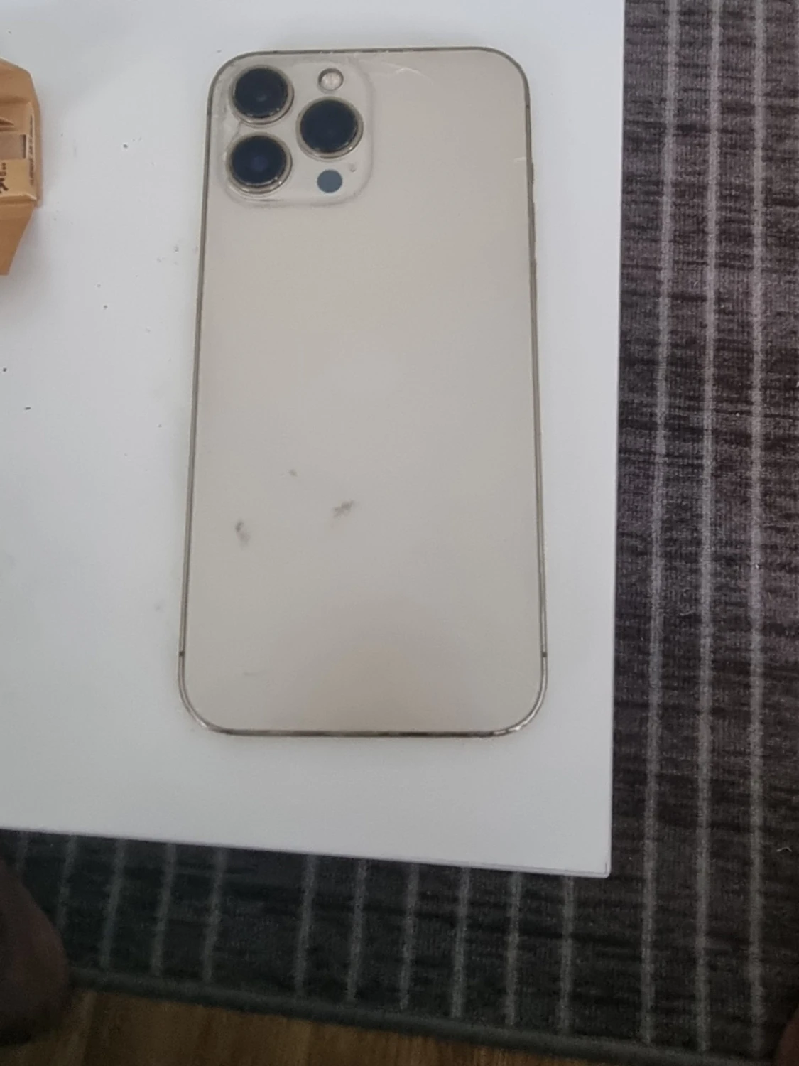 Vit iPhone med trippelkamera