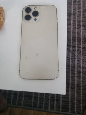 Vit iPhone med trippelkamera - Säljer en iPhone 13 Pro Max i befintligt skick. Telefonen startar tyvärr inte och jag vet inte vad problemet är, därför säljs den som defekt/reparationsobjekt.  Skicket utvändigt är bra med en mindre spricka uppe i vänstra hörnet. Eftersom den inte går att starta kan jag inte testa funktionerna.  Perfekt för dig som kan laga eller använda till reservdelar.  Hämtas i malmö
