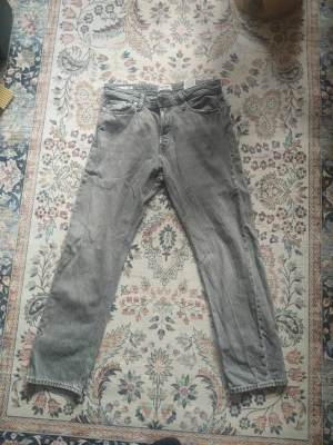 Jack&Jones grå jeans - Bra skick. Mindre slitage baktill, i övrigt i mycket fint skick och nästan som nya.