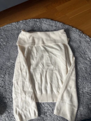 Vit stickad tröja från 157 - Säljer en vit stickad tröja från 157 i storlek M. Tröjan har en bred ribbad polokrage och ribbade muddar vid ärmslut och nederkant. Materialet är mjukt och passar perfekt för lager-på-lager. Enkel och stilren design som är lätt att matcha.