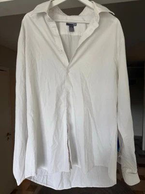 H&M vit skjorta - Storlek XL 43/44 säljes i befintligt skick. Hör av dig för fler frågor och funderingar. 