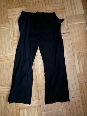 Svarta raka linnebyxor - Säljer då de inte kommer till användning längre 💞 Kolla gärna in min plick om du vill köpa något mer💞