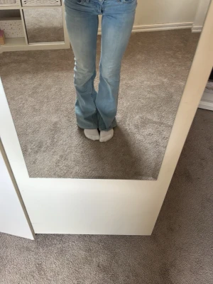 Nelly jeans  - Säljer mina Nelly jeans med rosa detaljer som är i mycket bra skick. Jag har använt de några få gånger och har inga stora defekter. Det som är lite slitet är längs nere på byxan vid fötterna men är inget som syns när man har på sig dem. Hör av er om ni har frågor💕