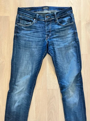 Jack and Jones jeans - Jag säljer ett par Jack and Jones jeans som är i princip helt nya. Passformen är Slim Glenn. Storlek 33/34. Pris kan diskuteras 
