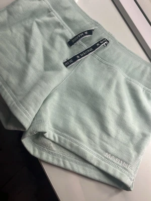 Ljusgröna shorts från Marine Sweden - Snygga ljusgröna shorts från Marine Sweden. Mjukt och fleecelikt material på insidan, elastisk midja och normal passform. 