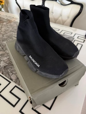 B sneakers - B sneakers svarta, bra pris för skicket! Fraktas samma dag som köp🚛 stl 40!