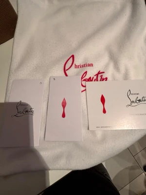 Christian Louboutin Louis Strass Leopard - Snygga sneakers från Christian Louboutin i modellen Louis Strass Leopard. Skorna har leopardmönstrad ovandel i mocka och detaljer med strass. Märkets ikoniska röda sula och exklusiv design gör dem till ett statement-piece för dig som vill sticka ut. Är storlek 41 men passar även 42.