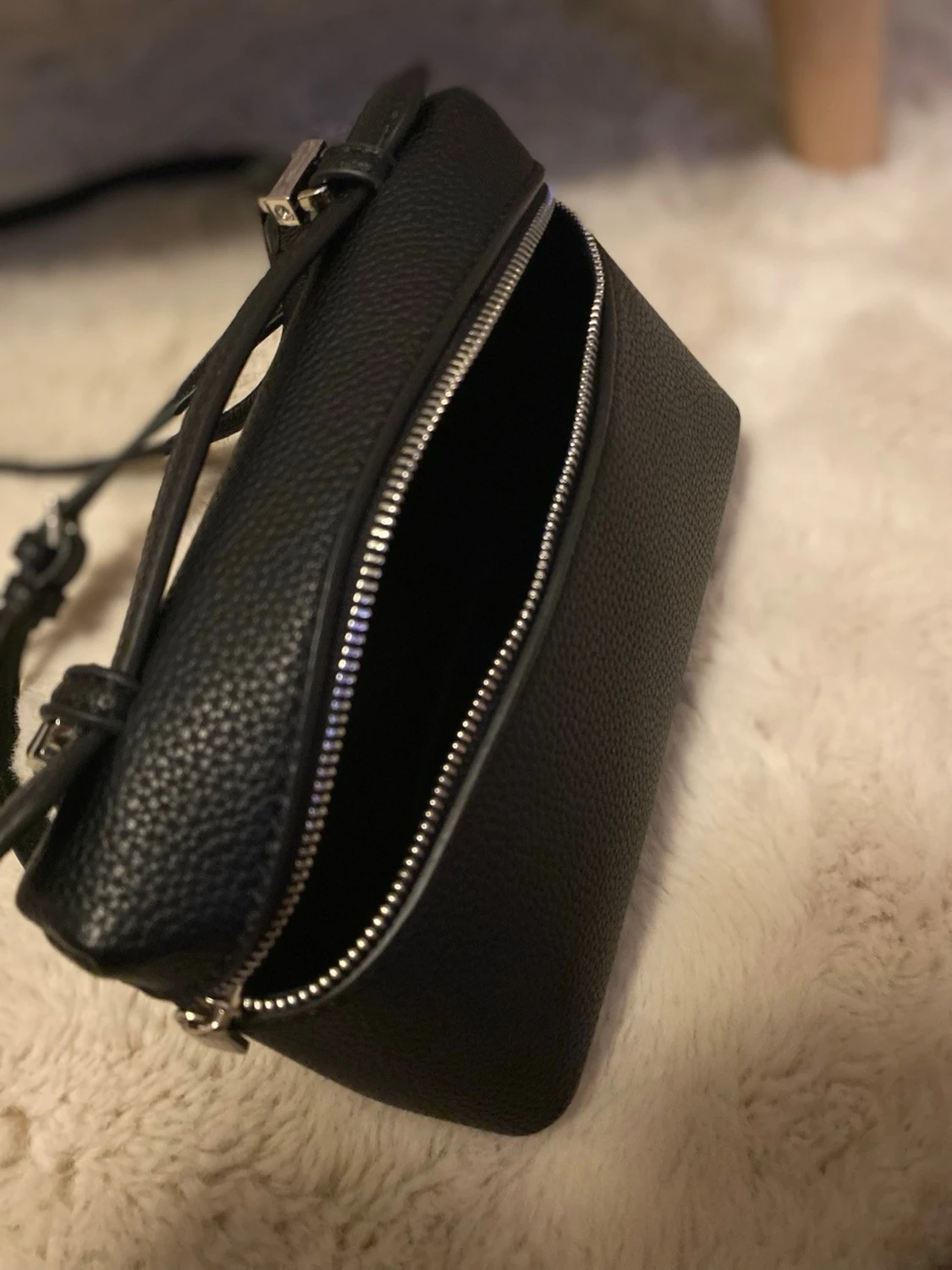 Svart handväska med silverdetaljer - 3