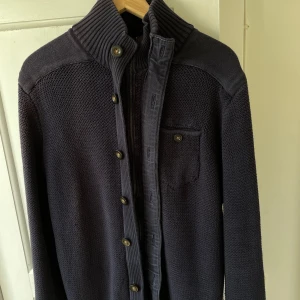 Cardigan sebago - Fin stickad cardigan från sebago i storlek XL men passar även L