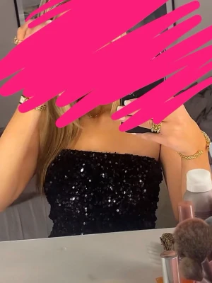 Svart paljett-tubtopp från H&M - Jätte snygg festtopp från hm, inga defekter och nästan helt ny ! Hör av er vid frågor 💕
