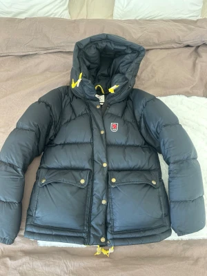 Svart dunjacka från Fjällräven - säljer denna super fina dunjackan från fjällräven, jätte bra skick utan några alls skavanker, varit väl omhändertagen. 