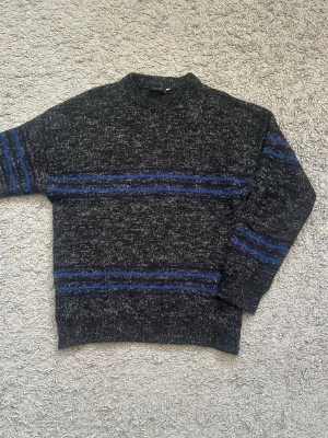 Randig stickad tröja  - Säljer en riktigt snygg stickad tröja. Den är randig, vilket är väldigt eftertraktad och trendigt just nu. Inga defekter. Den är i nyskick. 9.5/10 skick. Skriv vid intresse.