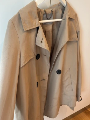 Kort trenchcoat - Jättefin trenchcoat från Vero Moda