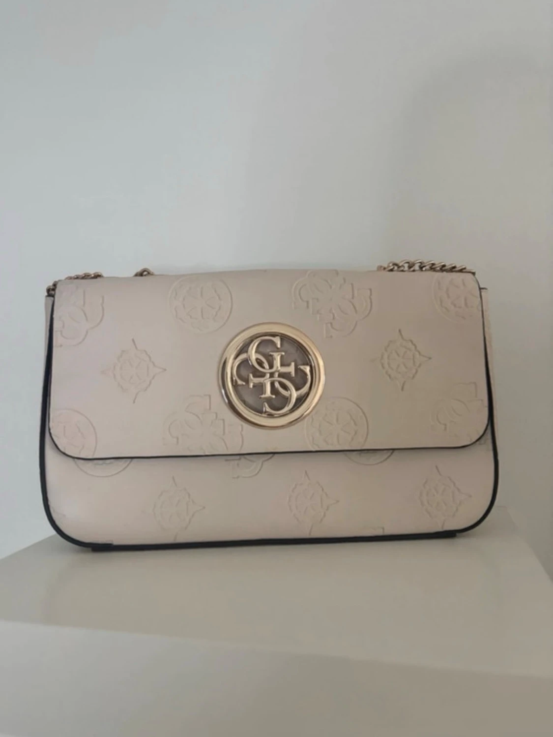 Beige handväska från Guess