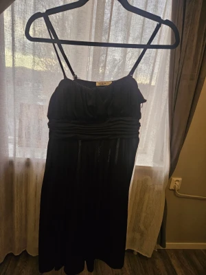 Vila klänning - Snygg svart klänning från Vila, köpt väldigt länge sen men aldrig använt, bra skick. Tvättas innan jag skickar den.