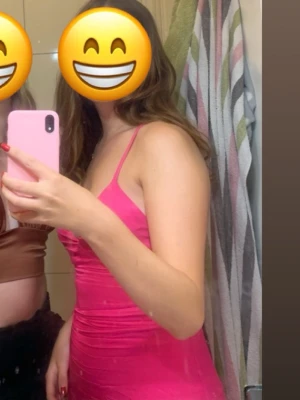 Rosa kort klänning med smala band - Säljer en snygg rosa kort klänning med smala axelband och v-ringning. Klänningen har en figurnära passform och är tillverkad i ett lätt, mjukt material som ger en skön känsla. Perfekt för sommarens alla tillfällen! Skulle däremot behövas strykas…