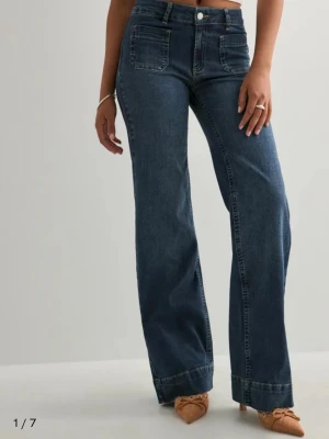 Mörkblå jeans med frontpockets - Säljer de snyggaste och skönaste jeansen med raka/vida ben, medelhög midja, och de populära framfickorna! Har använt jeansen en gång och nypris: 699 kr🤍Långa i benen och stretchigt material!