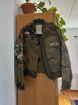 Jeansjacka från Zadig & Voltaire  - Så snygg jeansjacka i militärmönster och med snygga patches från Zadig & Voltaire 