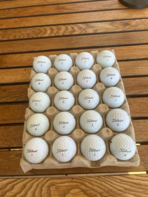 20 vita golfbollar från Titleist - Säljer ett set med 20 vita golfbollar från Titleist. Bollarna är i mycket fint skick och Perfekt för dig som vill fylla på golfväskan inför säsongen. tveka inte att höra av er vid frågor eller liknande