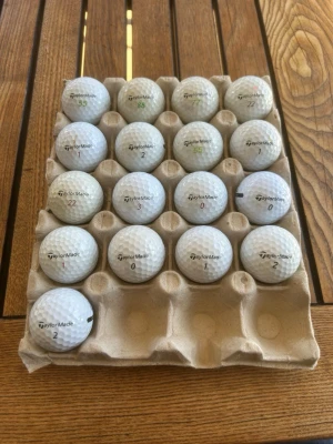 TaylorMade golfbollar  - Säljer vita golfbollar av märket TaylorMade. Bollarna är i bra skick men vissa av dem har några skavanker. Perfekt för dig som vill fylla på golfbagen med kvalitetsbollar. du tvekar inte att höra av er vid frågor. 
