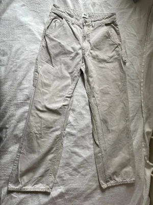 Baggy jeans vita lager 157 - Beige vida byxor   Säljer ett par stilrena beige byxor med vida ben. Skön passform och perfekt för både vardag och lite mer uppklätt.  • Storlek: M • Färg: Ljus beige • Skick: Bra skick, liten diskret slitning fram (se bild) • Sitter snyggt med låg/normal midja