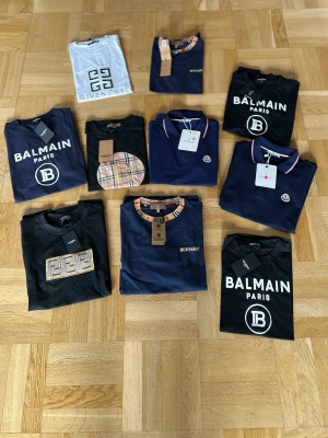 Exklusiva t-shirts 10PACK  - Säljer 10 T-shirts . Klassiska passformer och flera har coola detaljer som kontrastkragar och mönster. Perfekt för dig som gillar designerplagg. Dem är blandande i storlekar i både M och L. Perfekt för dig som ska resella detta vidare då styckpriset är 150 kr st! Otroligt bra investeringsmöjlighet 